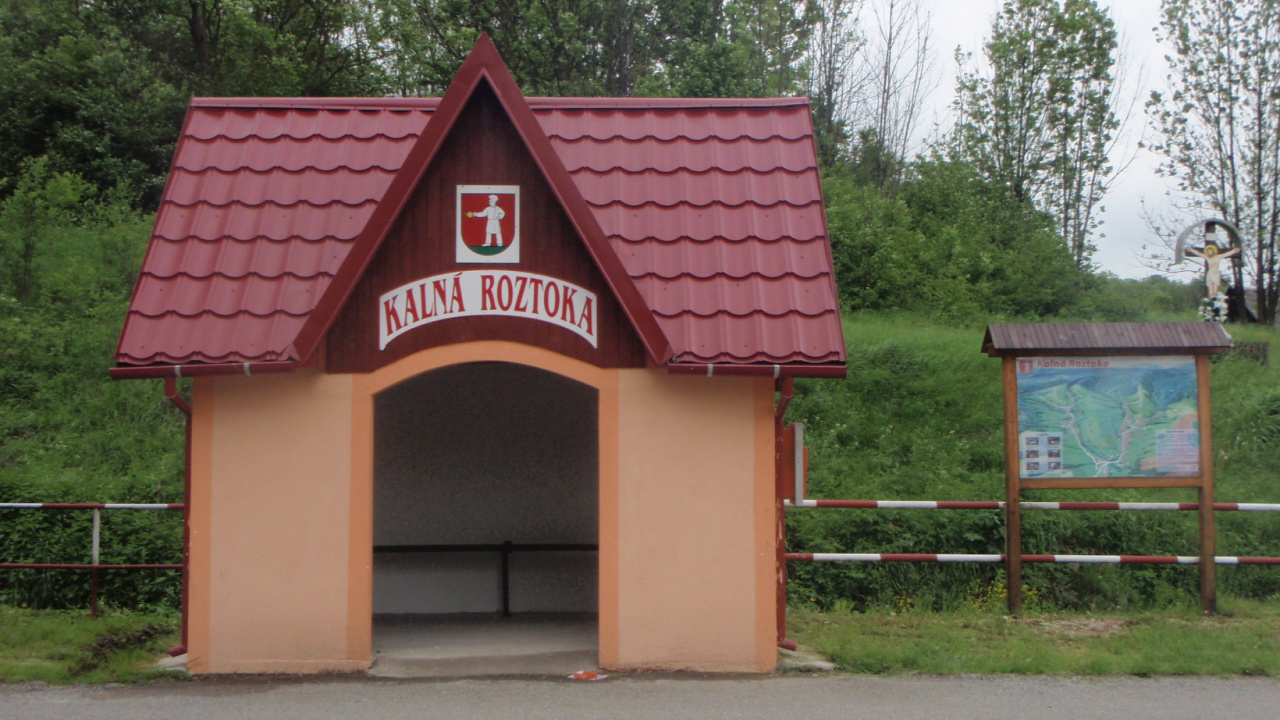 Fotografia fotogalérie Autobusové zastávky v obci Kalná Roztoka